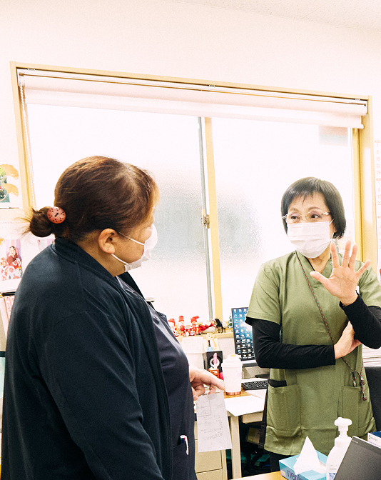 明るい表情で仕事をする女性