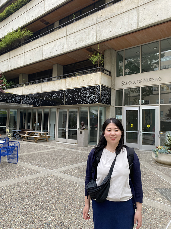 UCSF Parnassus campus School of Nursing の前で